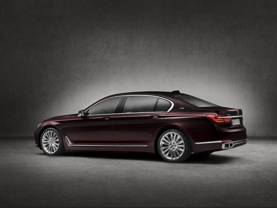  BMW M760Li xDrive V12 Excellence (G12) 2017 года  (WW) (фото 3 из 40)